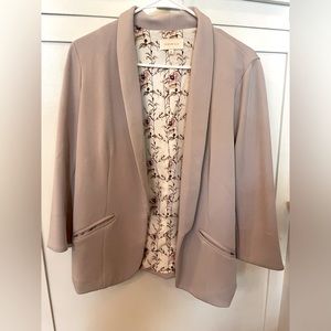 Light grey Skies Are Blue size M light blazer